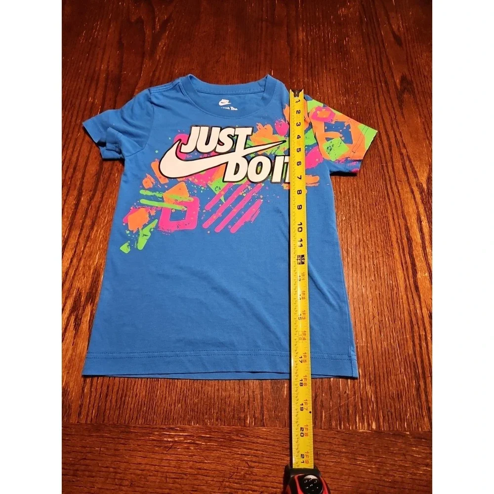 NIKE Just Do It Swoosh Blue Multicolor T-Shirt The Nike Tee Medium 5-6 YRS (A691